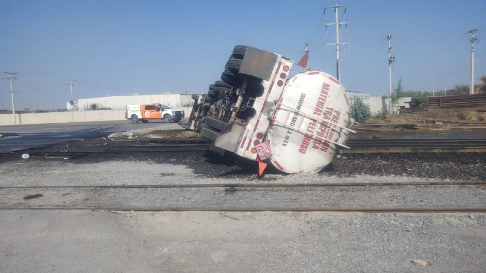 Elementos de Protección Civil atendieron el derrame de diésel tras el choque entre la pipa y el tren en Escobedo.
