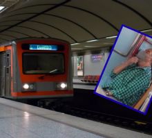 VIDEO | Adulto mayor sorprende al viajar con una silla propia en el Metro CDMX