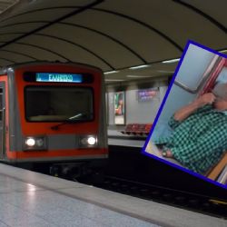 VIDEO | Adulto mayor sorprende al viajar con una silla propia en el Metro CDMX