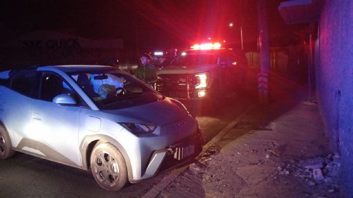 Auto se estrella contra muro de contención en Santa Catarina
