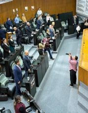 Foto descriptiva de: Congreso de Nuevo León guarda minuto de silencio por fallecimiento de militares y civiles