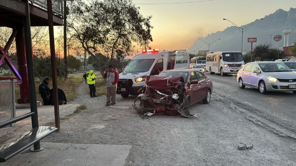 Elementos de Protección Civil atienden a los lesionados tras el choque entre un Nissan Versa y un camión de la Ruta 107 en Carretera a Saltillo.
