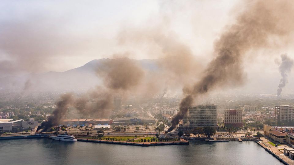 Fotografía aérea donde se ven columnas de humo tras reacciones violentas por el abatimiento de Nemesio Oseguera Cervantes.