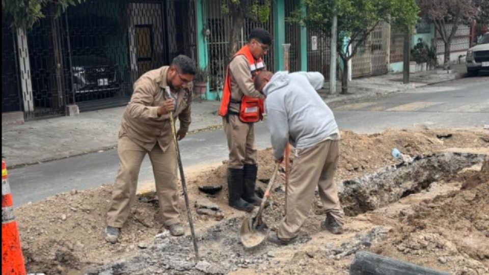Trabajadores de Agua y Drenaje realizan labores de reparación en la red para restablecer el suministro en colonias afectadas.