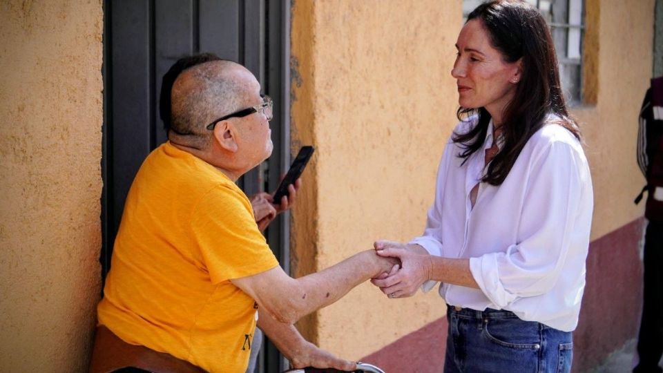 Marisa Hernández Juliá coordina la entrega de cobijas en la zona alta de la alcaldía