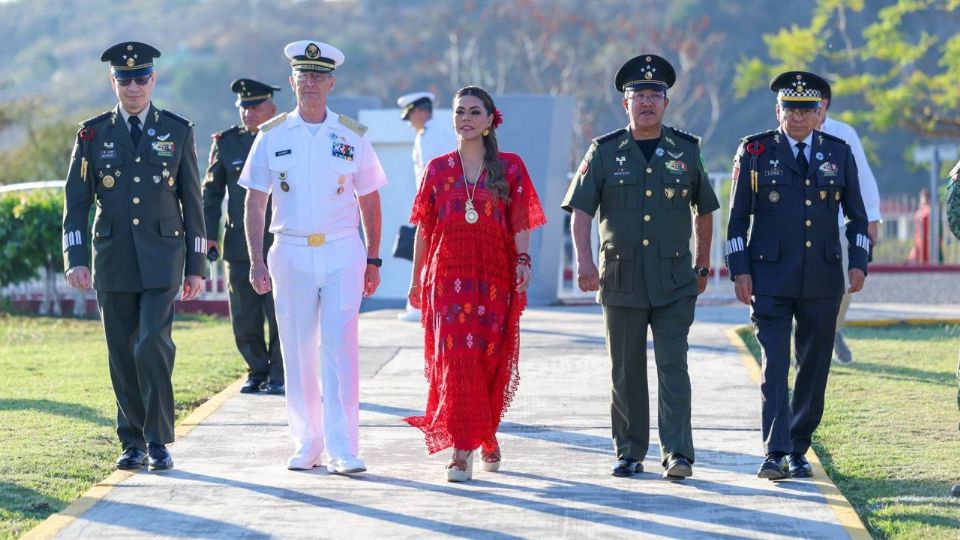 La gobernadora Evelyn Salgado Pineda durante el abanderamiento de escoltas en Iguala, reafirmando el papel histórico de Guerrero en la construcción de la soberanía de México.