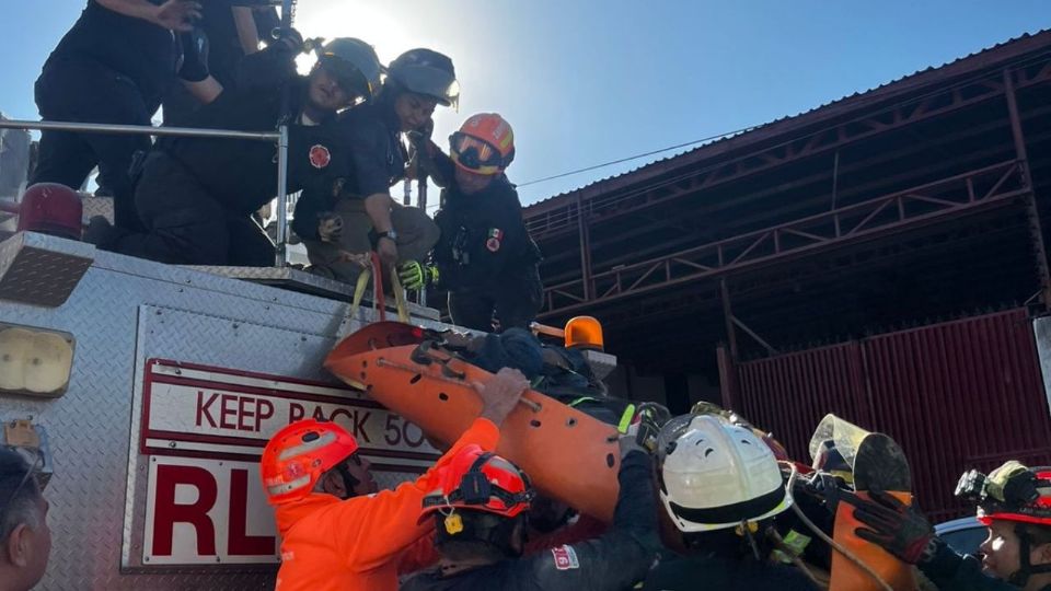 El afectado fue rescatado con maniobras especializadas y trasladado a un hospital, mientras autoridades inspeccionan el inmueble para descartar más riesgos.