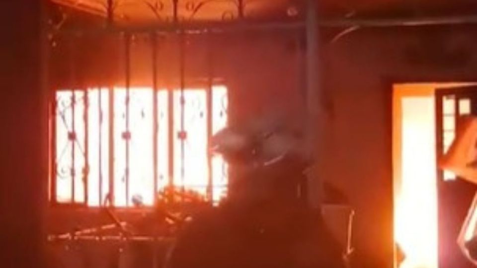 Elementos de Protección Civil Monterrey y Bomberos de Nuevo León trabajaron en la sofocación del incendio en la colonia Valle de Santa Lucía.