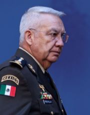 Foto descriptiva de: ¿Nexos con el CJNG? La verdad tras la foto de Ricardo Trevilla y 'El Inge' en Michoacán