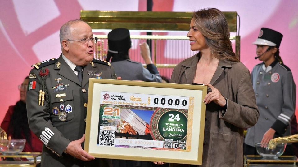 La directora Olivia Salomón y el General Marco Antonio Álvarez Reyes encabezaron el sorteo dedicado al Día de la Bandera, resaltando los valores institucionales que sostienen a la patria.