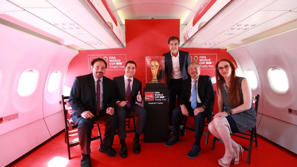 El canciller Juan Ramón de la Fuente encabezó la recepción del trofeo de la FIFA en el AIFA, acompañado por la gobernadora Delfina Gómez y el embajador Ronald Johnson, reafirmando la seguridad para el Mundial.