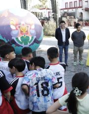 Foto descriptiva de: Macrobalones gigantes invaden Escobedo: así es la exposición “El arte redondo” en la Plaza Principal