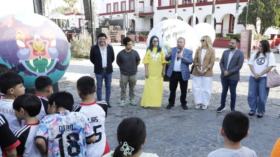 La exposición “El arte redondo” está integrada por 11 macrobalones de dos metros de diámetro, intervenidos por artistas locales.