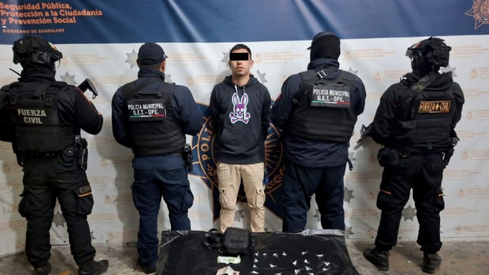 Policías de Guadalupe detuvieron a un joven con presunta droga tras intentar huir de un filtro de seguridad en la colonia Centroamérica.