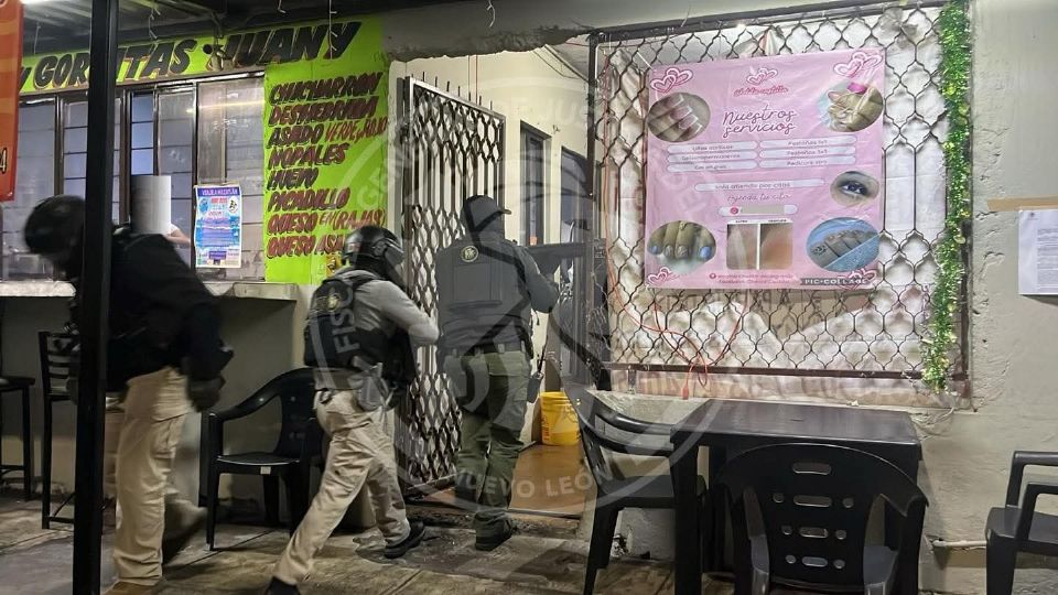 Elementos de la Agencia Estatal de Investigaciones realizaron cateos simultáneos en colonias del norponiente de Monterrey como parte del combate al narcomenudeo.