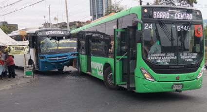 Choque entre camiones urbanos en la colonia Independencia deja daños materiales