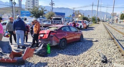 Choque entre dos autos provoca obstrucción vial en avenida Fleteros de Monterrey