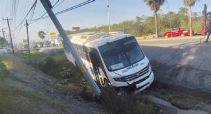 Camión de transporte de personal cae a arroyo en Juárez