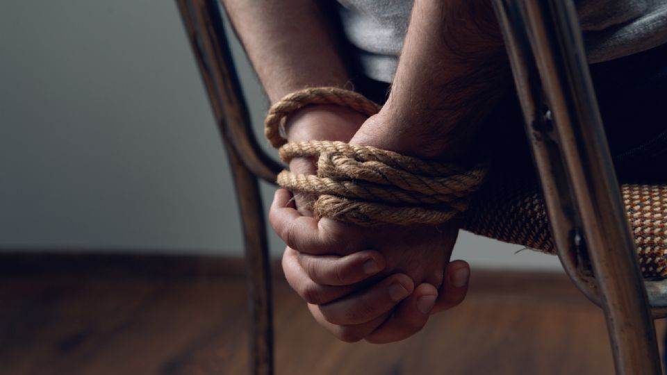 Autoridades ministeriales acudieron a un domicilio de la colonia Los Amarantos, en Apodaca, donde un matrimonio fue víctima de un asalto a mano armada.