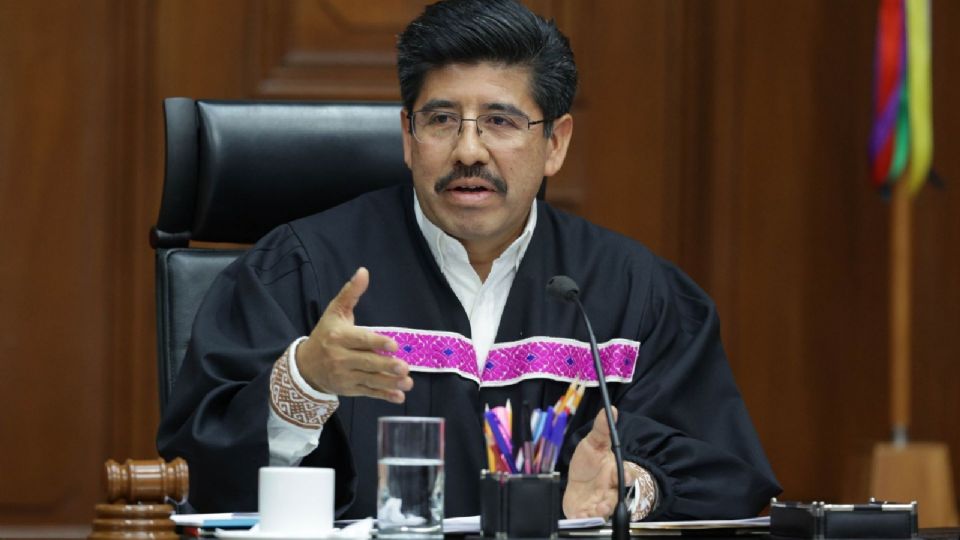 El Ministro Hugo Aguilar durante la ceremonia en Querétaro; la imagen de sus colaboradores limpiando su calzado generó reclamos de prepotencia por parte de la oposición.