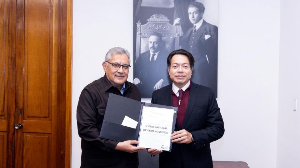 Alfonso Cepeda Salas, entregó al secretario de Educación Pública, Mario Delgado, el Pliego Nacional de Demandas 2026.
