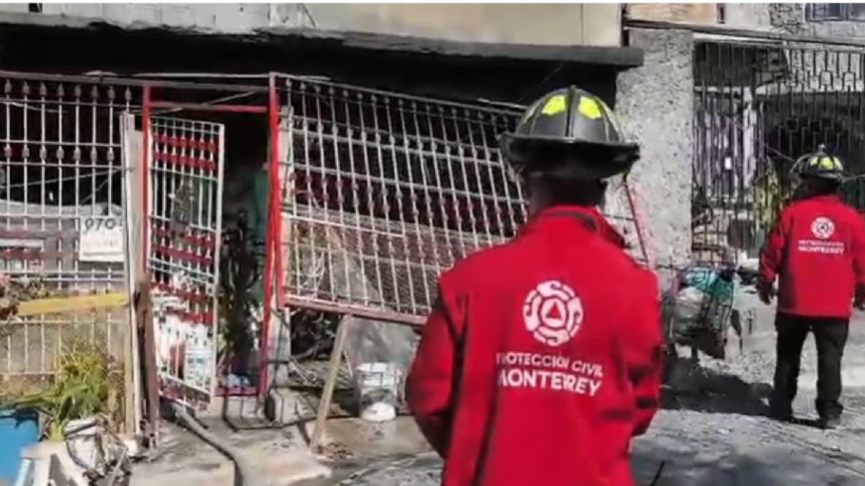 Elementos de Protección Civil y Bomberos inspeccionan el domicilio dañado tras la explosión por acumulación de gas en la colonia Gloria Mendiola.