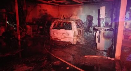 Fuego consume taller en la colonia Burócratas del Estado, en Monterrey