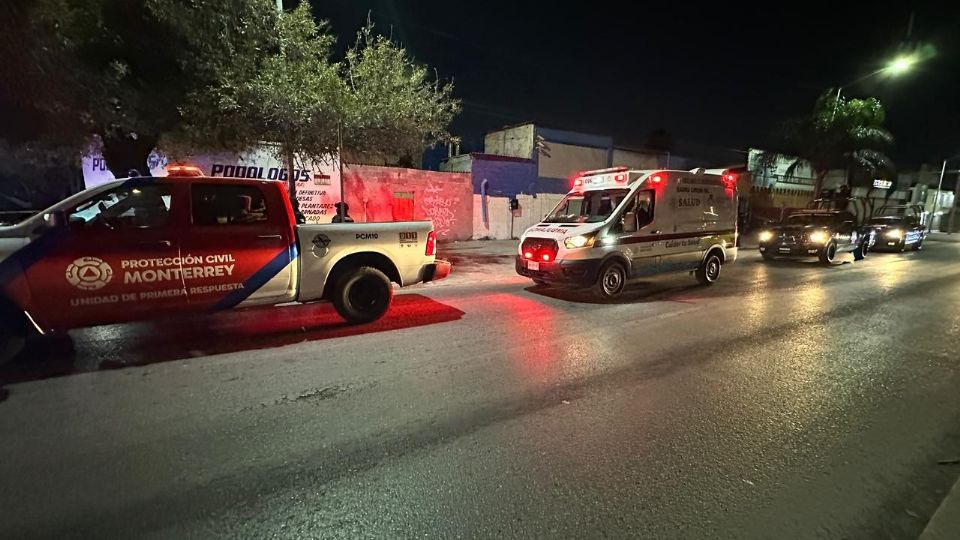 Autoridades acordonaron la zona en el cruce de Prisciliano Elizondo y Cristóbal Colón tras el reporte del incendio donde fue localizado el cuerpo.