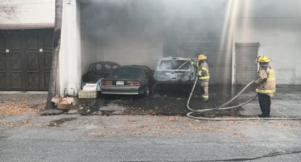 Se incendia camioneta en el Centro de Monterrey; otro vehículo resulta dañado