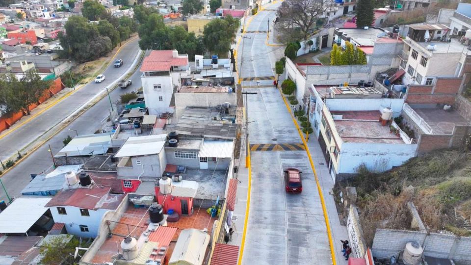 Azucena Cisneros repavimenta Ecatepec para dignificar la vida en las zonas altas.