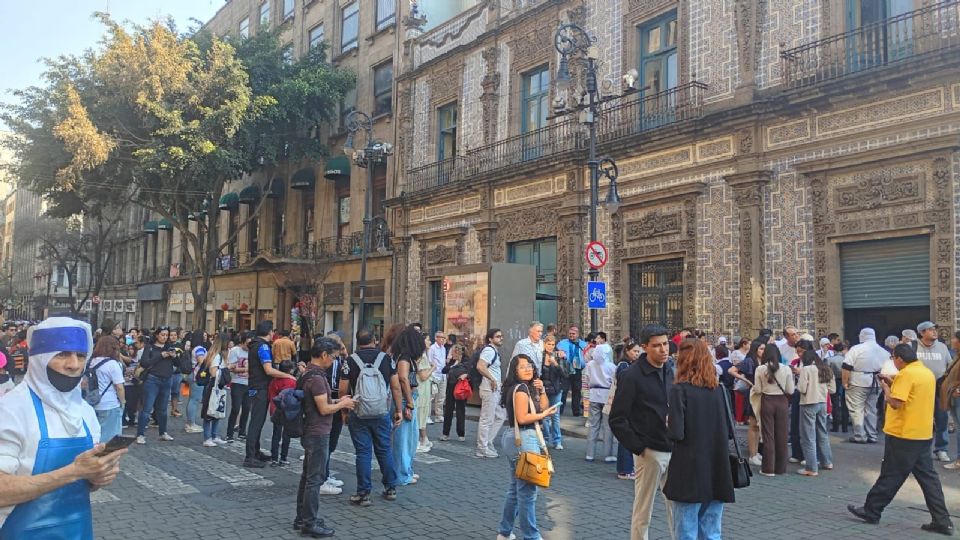 Las personas salieron de inmuebles, restaurantes, plazas comerciales para buscar sitios seguros.