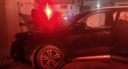 Vuelca camioneta en Miguel Alemán tras impactarse contra estructura del Metro en San Nicolás