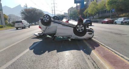 Choque entre tres vehículos deja una unidad volcada en avenida Lazaro Cardenas al sur de Monterrey