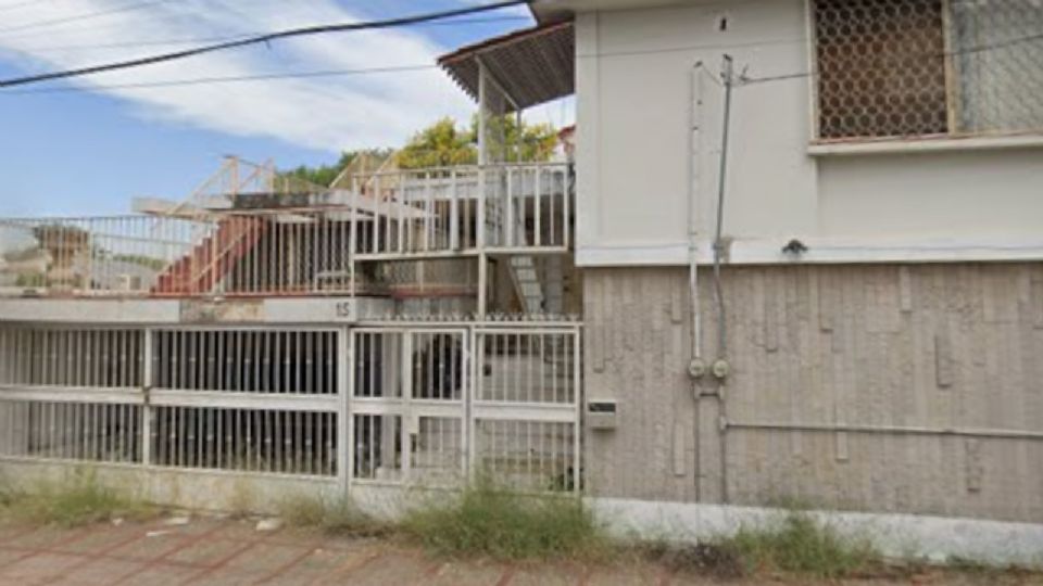 Elementos ministeriales resguardaron una casa abandonada en la colonia Roma, donde fue localizado el cuerpo de un hombre cubierto con basura.