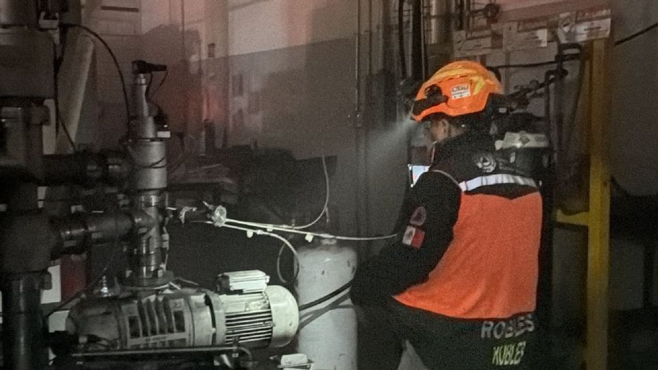 Elementos de Protección Civil y Bomberos inspeccionaron una empresa del parque industrial Finsa II tras un derrame de aceite hidráulico que generó humo.