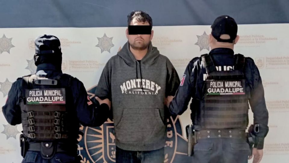 La camioneta fue asegurada luego de que el conductor utilizara luces y sirena para simular funciones policiales en calles de Guadalupe.