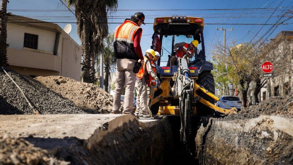 Personal de Agua y Drenaje de Monterrey realiza trabajos de reparación en tuberías dañadas que provocaron cortes temporales de agua en San Pedro y Guadalupe.