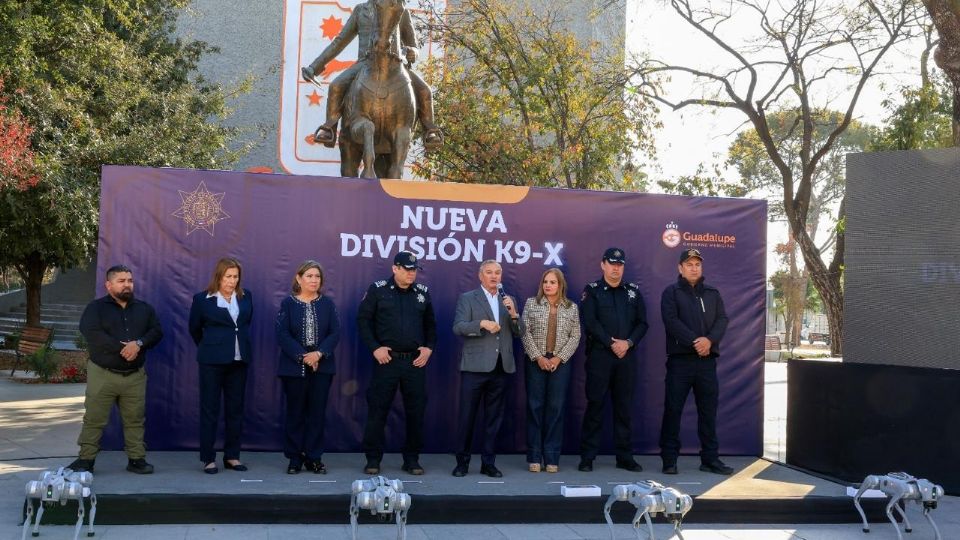 Autoridades municipales presentaron los perros robot tácticos que se integran a la nueva División K9-X de Guadalupe para tareas de vigilancia y monitoreo preventivo.