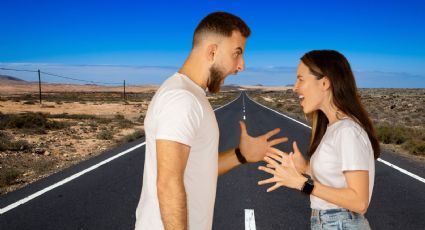 VIDEO | Pleito de pareja causa que una mujer casi se aviente del coche