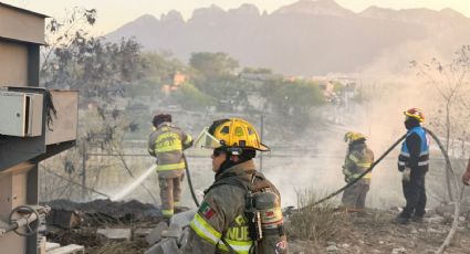 Incendio en lote baldío junto a arroyo en Escobedo moviliza a bomberos y Protección Civil