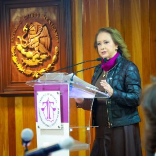 Yasmín Esquivel urge a impartir justicia con perspectiva de género