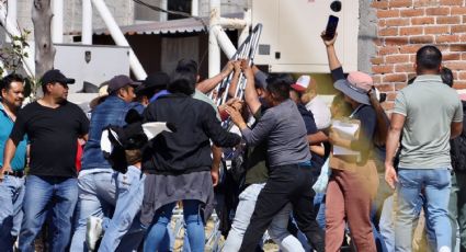 Integrantes de la CNTE irrumpen en el Zócalo y retiran vallas de la mega cancha de fútbol