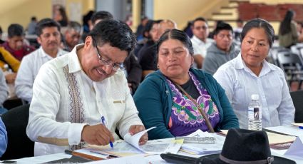 Adelfo Regino entrega constancia regional en Ixtlán en favor de los pueblos indígenas