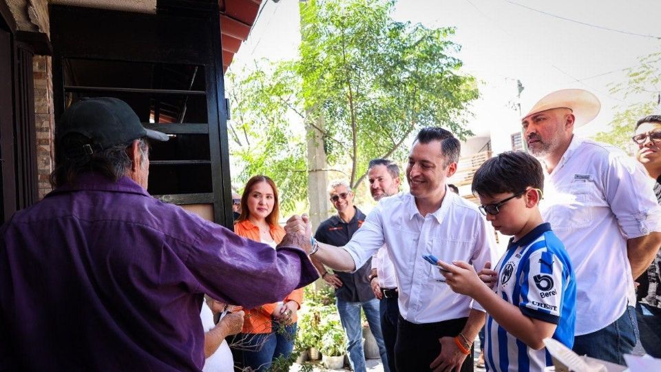 El senador Luis Donaldo Colosio Riojas saluda a vecinos durante su recorrido casa por casa en la colonia Ampliación Nogales, municipio de García.