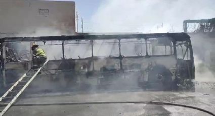Incendio de camión de pasajeros moviliza a cuerpos de emergencia en la colonia Fierro