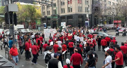 Paralizan trabajadores de Nacional Monte de Piedad circulación sobre Eje Central Lázaro Cárdenas