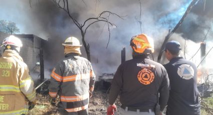 Fuerte incendio en terreno abandonado causa alarma en Juárez