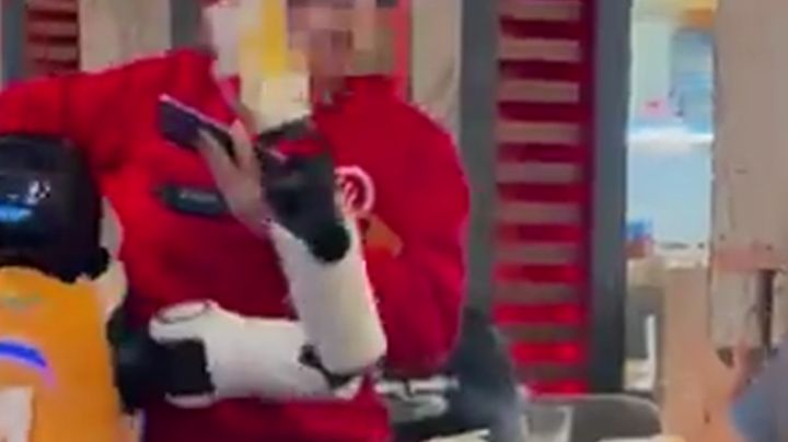VIDEO | Captan a un robot mesero enloquecer y destrozar un restaurante en California