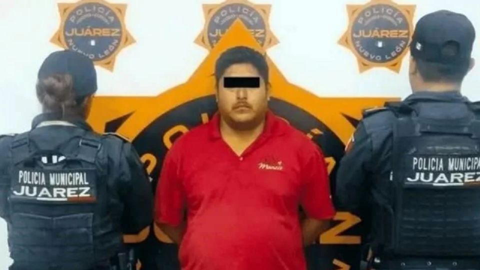 El presunto responsable fue retenido por vecinos tras chocar el camión robado contra varios vehículos en calles de Juárez.