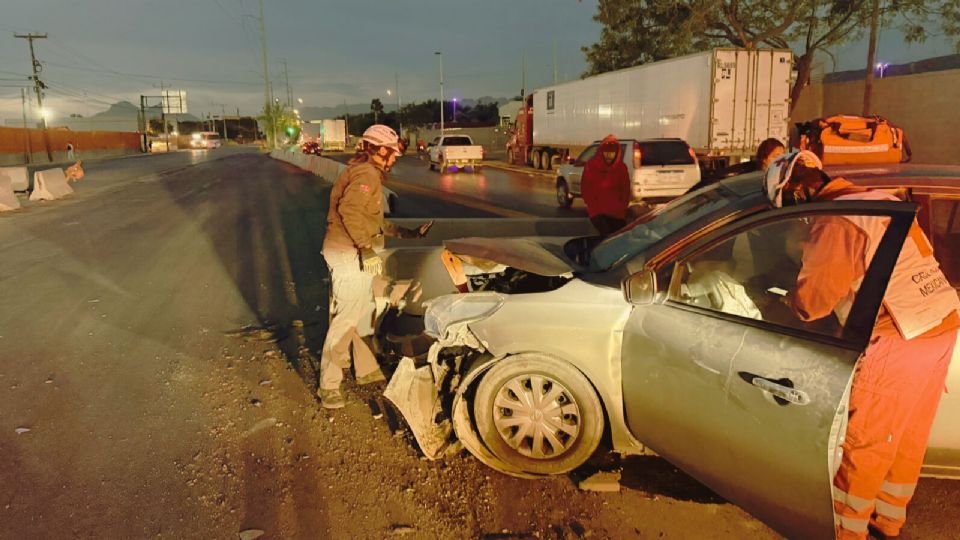 Elementos de emergencia atendieron a los lesionados tras el accidente registrado en la carretera a Monclova, en Escobedo.